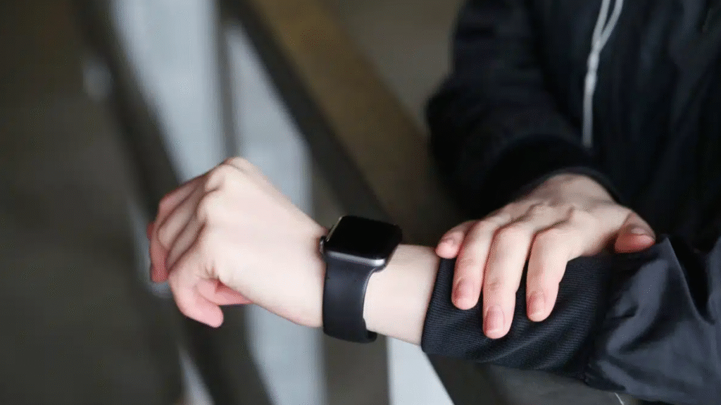 4 أسباب تجعل من الساعة الذكية عدوا لك.. فاحذرها