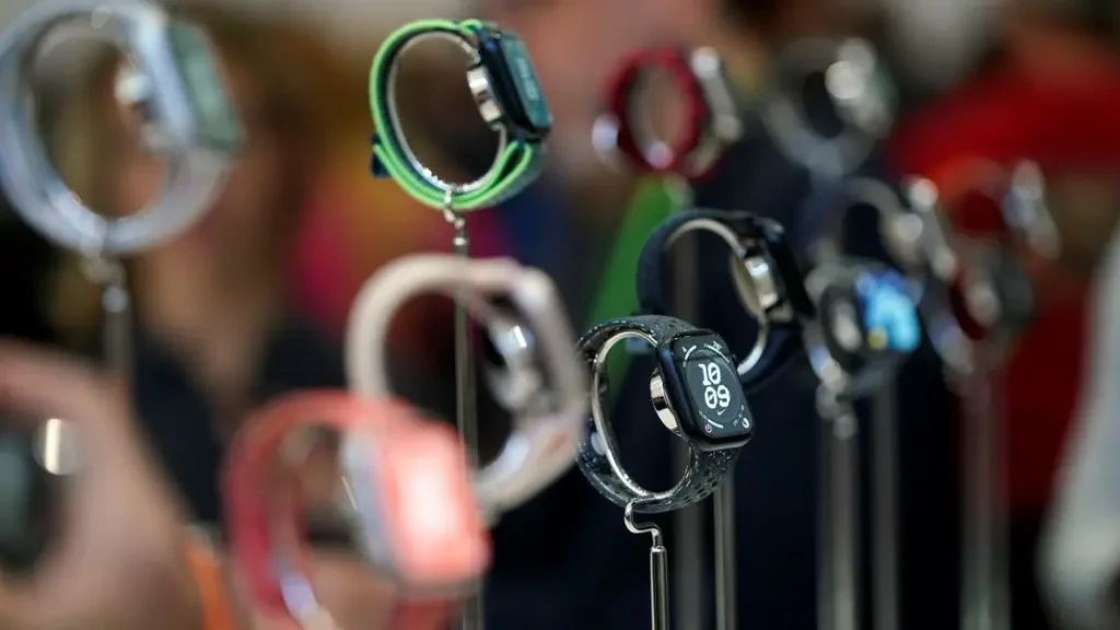 ساعات أبل الذكية هل هي مقاومة للماء ؟