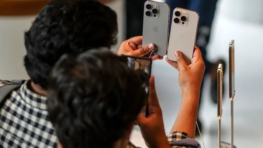 تعرف على خطة أبل لتغيير تصميم هواتف آيفون حتى 2027