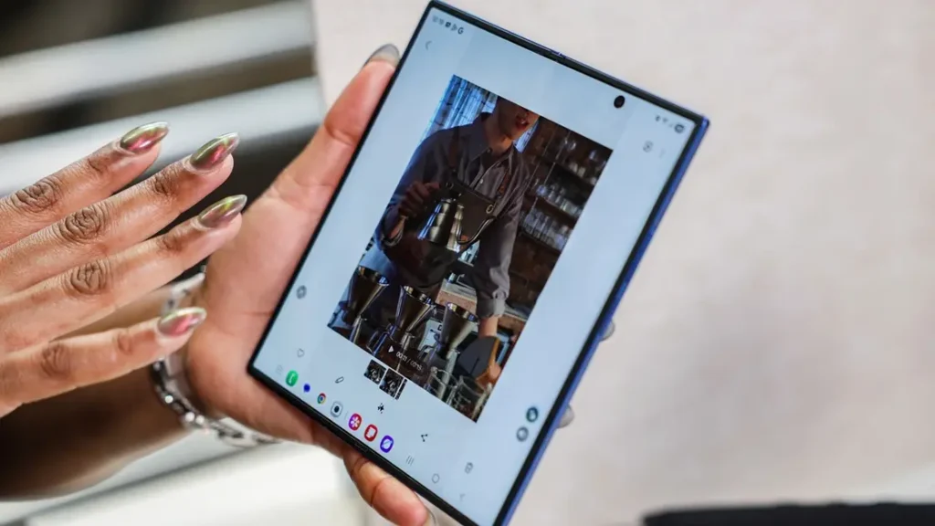 تسريب من “سامسونج” يعلن للمرة الأولى طريقة طي هاتفها ثلاثي الطي