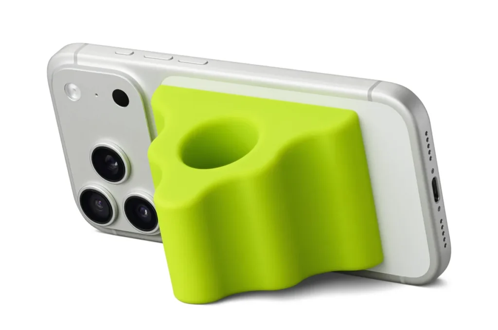 أبل تطلق حامل آيفون يلتصق به بتقنية MagSafe