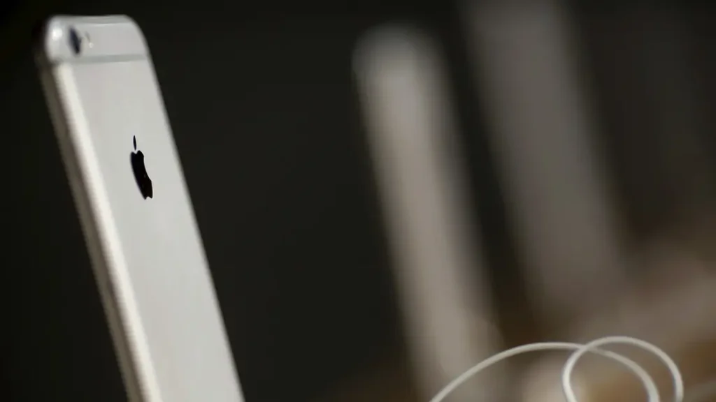 ثورة آيفون عام 2027.. شاشة بلا حواف أو ثقوب