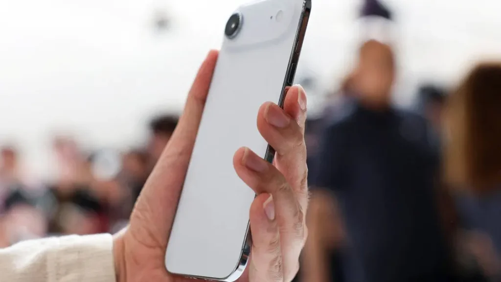 آيفون القابل للطي سيدعم شريحة “eSIM” فقط