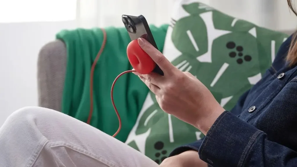 شاحن لاسلكي على شكل قطعة دونات