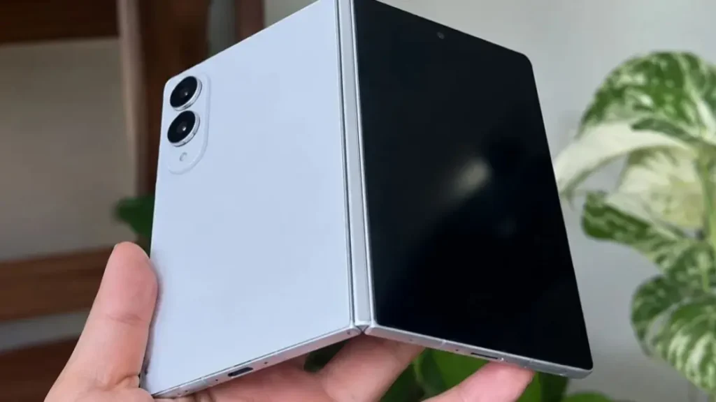 هاتف Galaxy Fold 8 يظهر مع أحد أعضاء فرقة BTS قبل إطلاقه رسميًا
