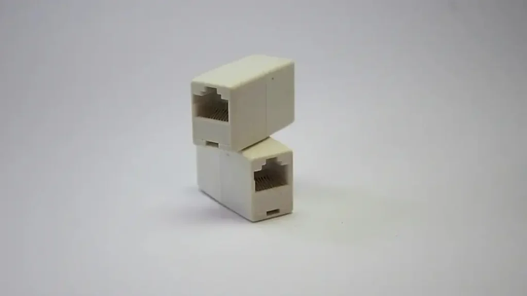 ما هو موصل كابلات Ethernet؟ وكيف تستخدمه لإطالة كابل الإنترنت؟
