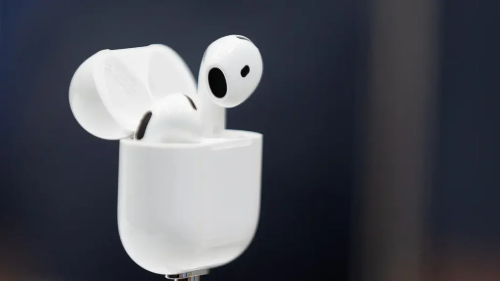 لماذا قد لا تكون AirPods المزودة بكاميرات من “أبل” سماعات للمراقبة كما يخشى البعض؟