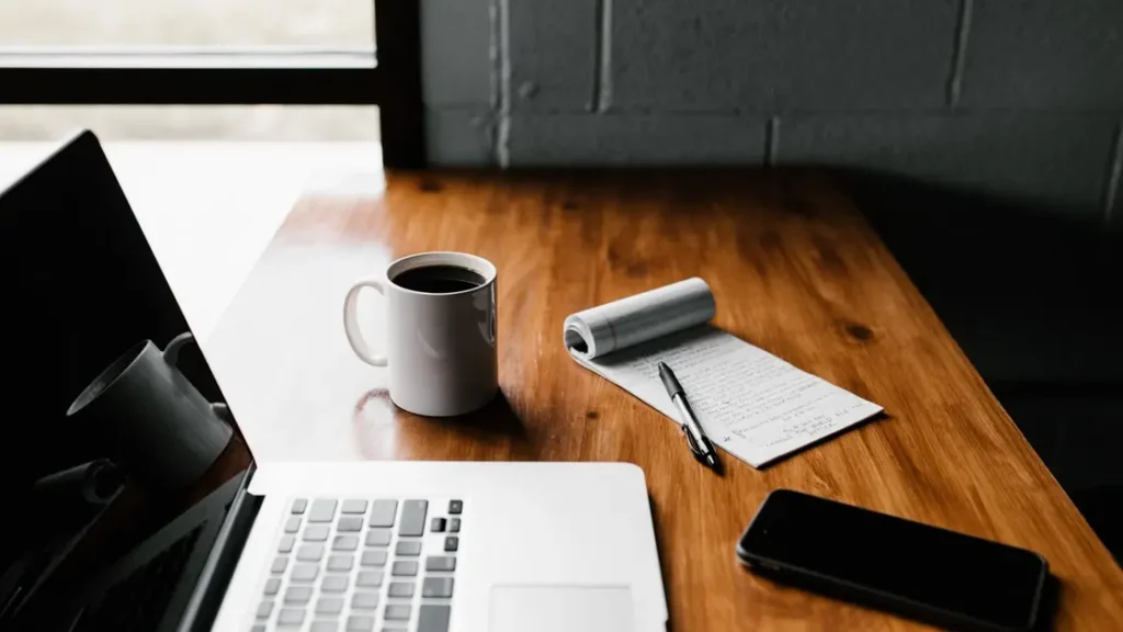 كيف تنظف لوحة مفاتيح اللابتوب بأمان؟
