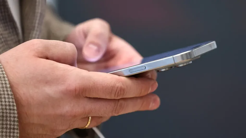 كيف تحصل على 25 دولارًا من تسوية “أبل” بشأن تأخر مزايا Siri؟