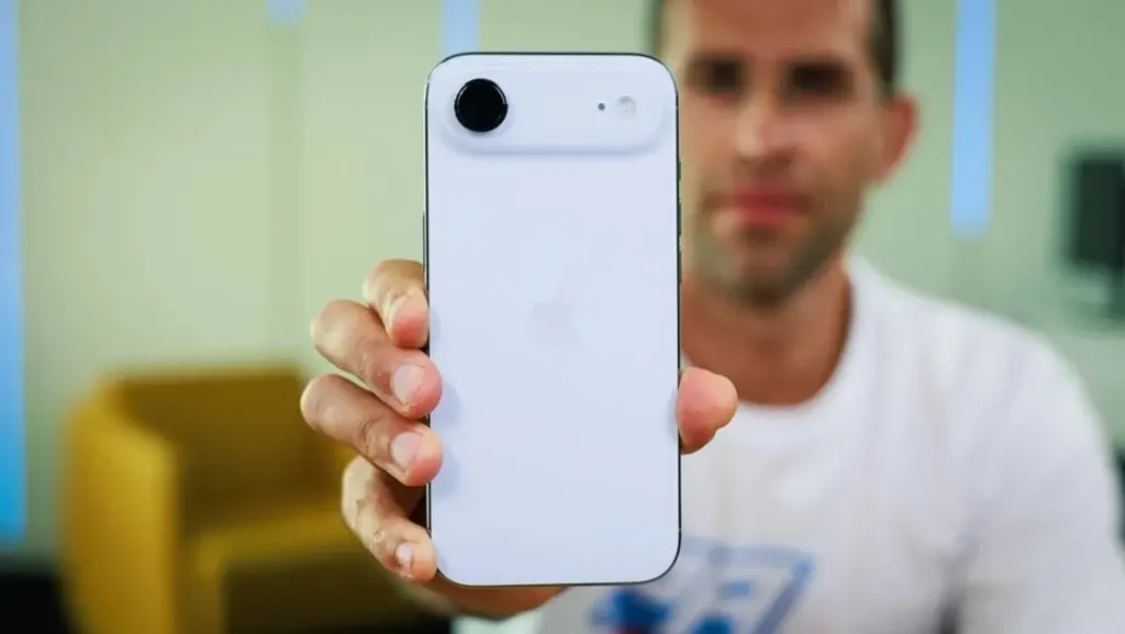 iPhone Duo ضد Galaxy Z Fold 8.. مقارنة السعر والشاشة والكاميرا والبطارية