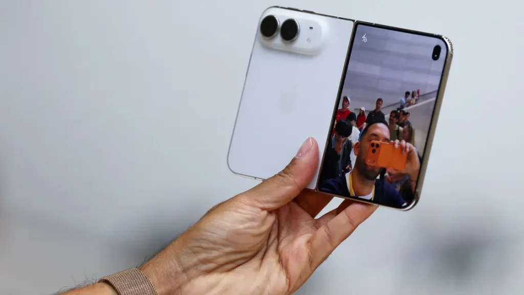 iPhone Duo ضد Galaxy Z Fold 8.. مقارنة السعر والشاشة والكاميرا والبطارية