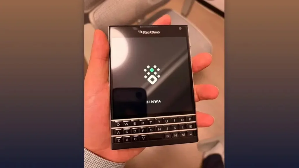 BlackBerry Passport يعود من جديد.. أندرويد 14 ولوحة مفاتيح QWERTY